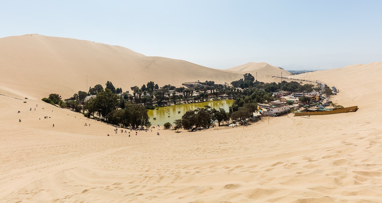 Oasis de Huacachina rodeado de dunas, Ica